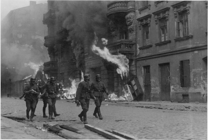 Powstanie w getcie warszawskim – fotografia z niemieckiego raportu. Oryginalny podpis w raporcie: „Grupa uderzeniowa”