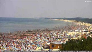Tłum wczasowicz&oacute;w w&nbsp;Łebie