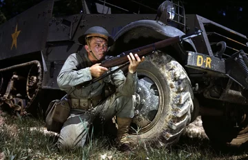 Żołnierz amerykański sfotografowany w Fort Knox w stanie Kentucky (czerwiec 1942 r.) 