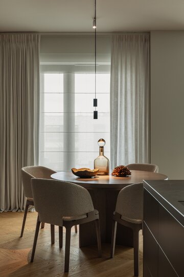 Apartament na warszawskim Mokotowie zaprojektowany przez VIA NOVA – przykład soft architecture, w której technologia KNX, stonowana paleta taupe i konsekwencja materiałowa budują ponadczasowy klimat 