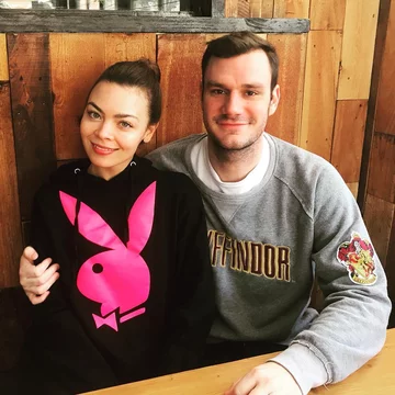 Cooper Hefner i Scarlett Byrne 