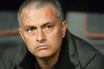 Jose Mourinho po pierwszych 20 minutach meczu nie miał powodów do radości  (fot. EPA/PETER KNEFFEL/PAP)