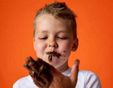 6 oznak, że twoje dziecko je zbyt dużo cukru. Ogranicz mu słodycze...