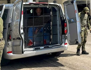 Miniatura: Ukrainiec doprowadzony pod konwojem do...