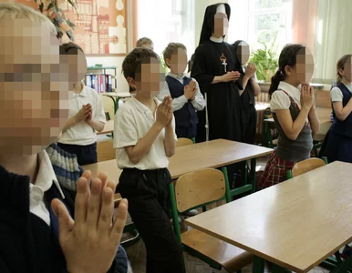 Miniatura: Walczy z religią w szkołach. „Księża...