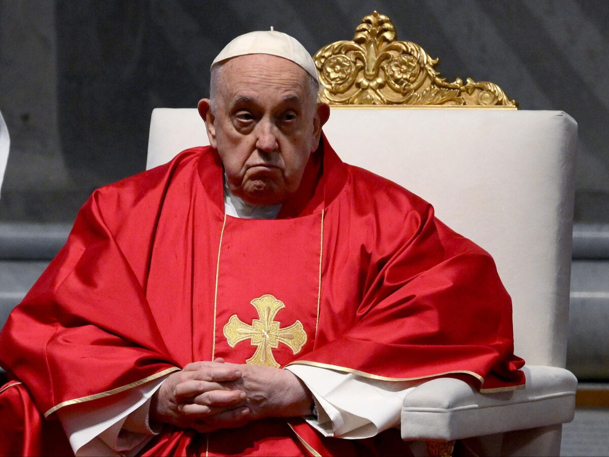 Papież Franciszek podczas mszy z okazji Wielkiego Piątku 