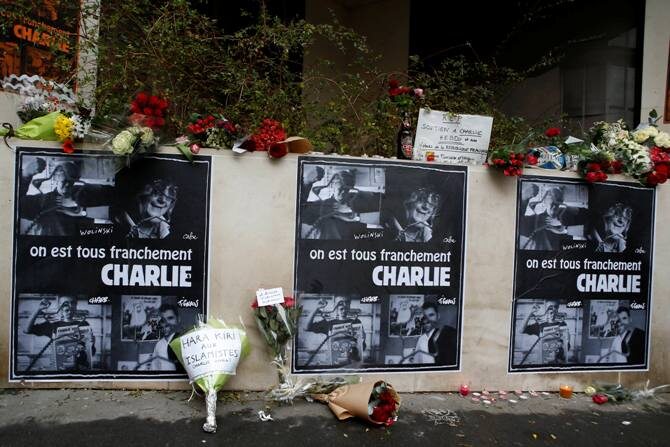 Kwiaty w pobliżu redakcji "Charlie Hebdo" (fot. ABACA / newspix.pl)