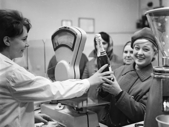 Miniatura: QUIZ. Sylwester w czasach PRL-u. Nieliczni...