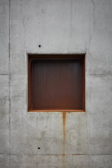 Przytulne wnętrza skryte za betonową ścianą, projekt Mjölk architekti Linka, Mjolk