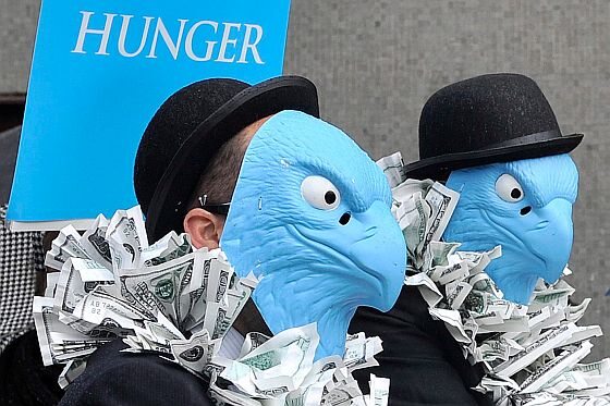 Protest w Londynie przeciw polityce banku Barclays, który miał w 2011 r. zarobić 200 mln euro na spekulowaniu żywnością (fot. PAP/EPA/ANDY RAIN)