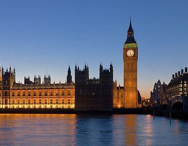 Miniatura: Big Ben chyli się w lewo, a parlament......