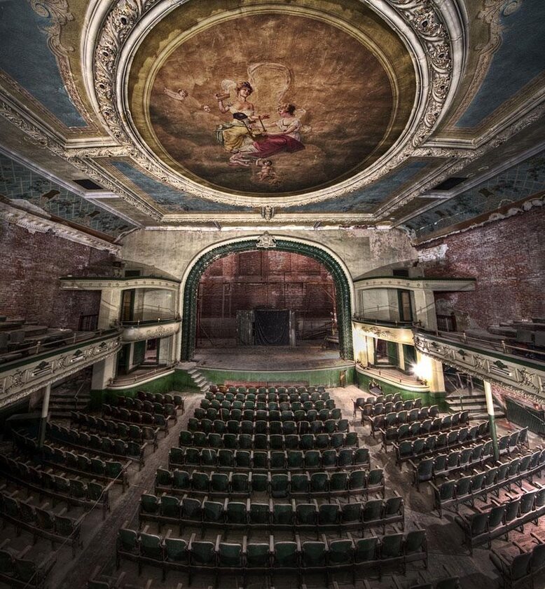 Teatr Orpheum, New Bedford, Massachusetts Miejsce to otwarte zostało tego samego dnia, kiedy zatonął Titanic - 15 kwietnia 1912 roku. Część budynku obecnie jest zagospodarowana, druga - przedstawiona na zdjęciu - jest opuszczona. W budynku znajdowała się w przeszłości sala balowa i strzelnica. Podczas pierwszej i drugiej wojny światowej szkolono tam żołnierzy.
