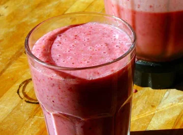 Smoothies: Nie ma nic lepszego dla organizmu niż świeży sok z owoców bądź warzyw, ale kiedy przyrządzasz je w domu. Kupiony w sklepie może zawierać więcej cukru niż myślisz, fot. By Sigurdas, CC BY-SA 3.0, by Wikimedia Commons