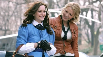 Leighton Meester i Blake Lively jako Blair i Serena w serialu „Plotkara” 