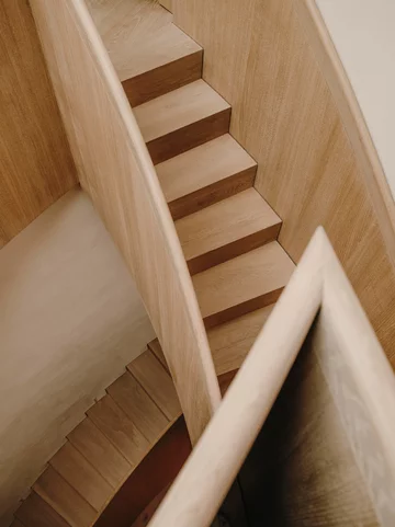 Kojący minimalizm paryskiego domu, projekt Holzrausch 