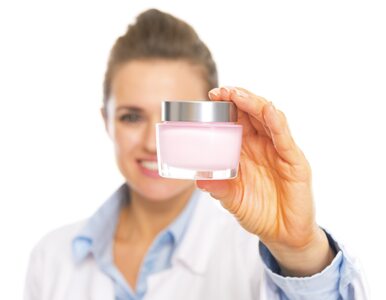 Mocznik w kosmetykach: jak działa i kto może go stosować?