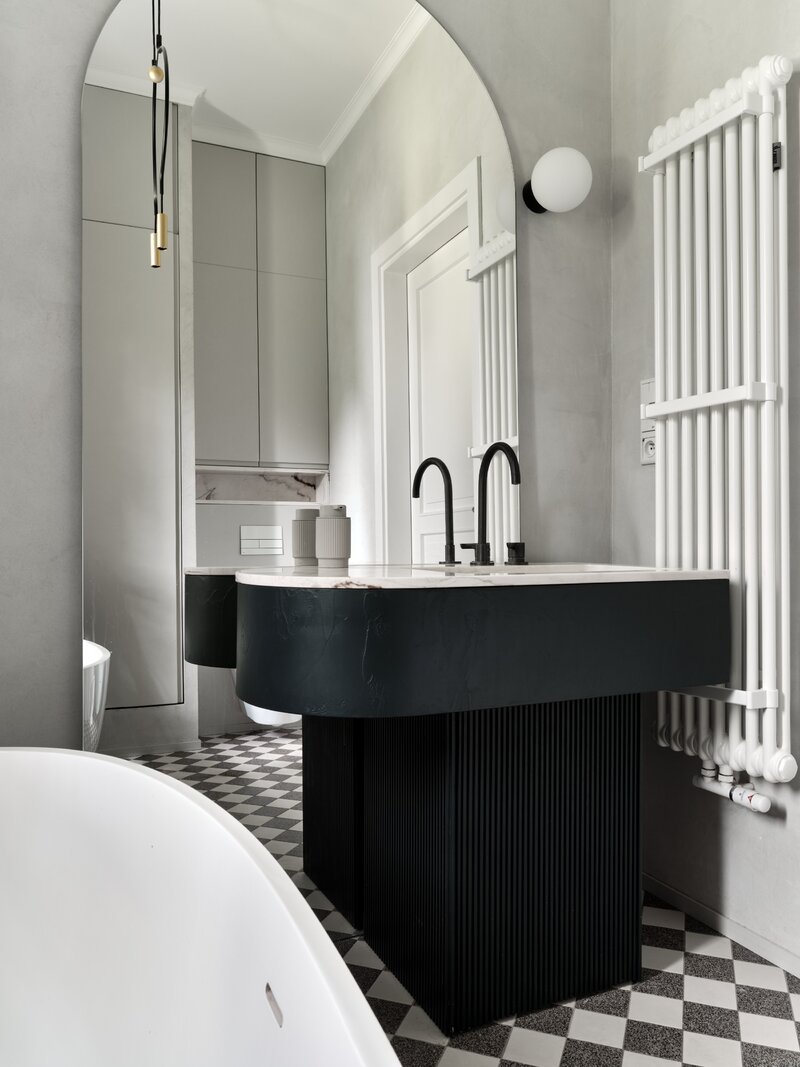 Apartament na&nbsp;Mokotowie zaprojektowany przez Agatę Kasprzyk-Olszewską z&nbsp;Loft Factory łączy codzienną funkcjonalność z&nbsp;francuską elegancją