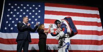NASA pokazała nowe kombinezony 