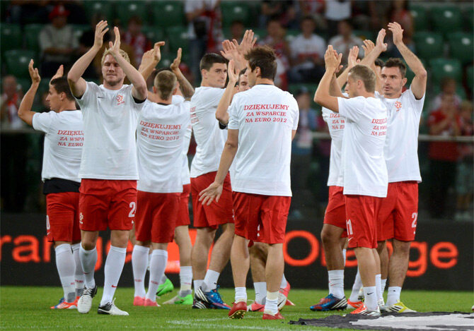 (fot. PAP/Bartłomiej Zborowski) Piłkarze reprezentacji Polski dziękują za wsparcie na Euro 2012