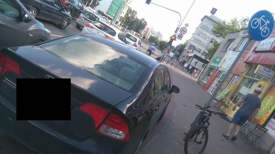 Przykład niewłaściwego parkowania w Warszawie 