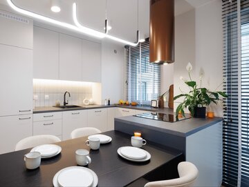 Kuchnia z&nbsp;okapem w&nbsp;kolorze miedzi, projekt Decoroom