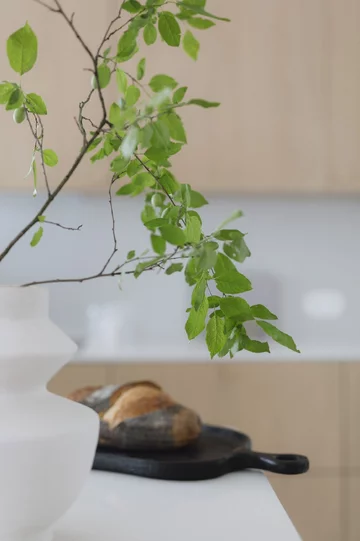 Projekt MIKOŁAJSKAstudio pokazuje, że styl japandi to nie tylko estetyka, ale przede wszystkim świadomie zaprojektowana przestrzeń sprzyjająca codziennemu komfortowi i wyciszeniu 