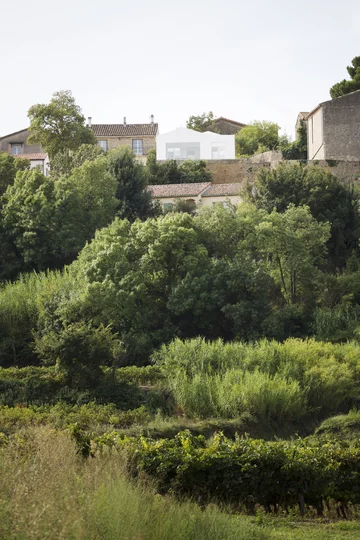 Jak się ukryć przed spojrzeniami sąsiadów? Dom na małą działkę projektu Artelabo V2com, 2524-01, mały domek, bez okien