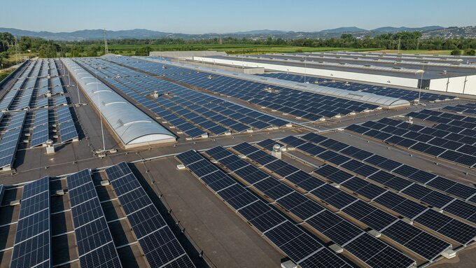 Instalacja paneli fotowoltaicznych FAKRO jest jedną z największych w Polsce, a jej moc sięga 2105kWp