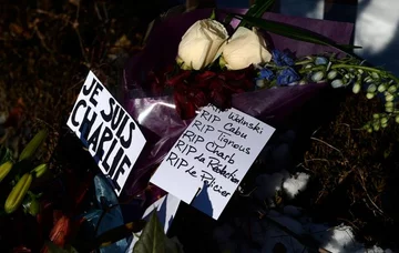 Kwiaty pod ambasadą Francji w Waszyngtonie (fot. Olivier Douliery / newspix.pl)