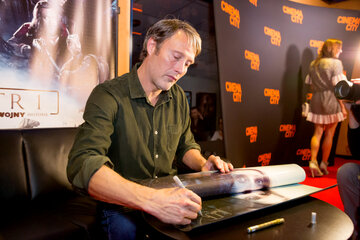 Mads Mikkelsen podpisuje plakaty