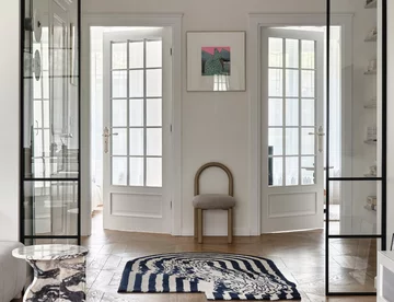 Apartament na Mokotowie zaprojektowany przez Agatę Kasprzyk-Olszewską z Loft Factory łączy codzienną funkcjonalność z francuską elegancją 