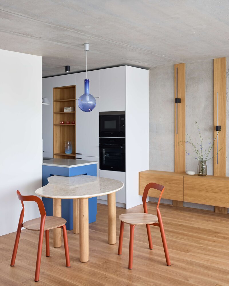 Mieszkanie z niebieską kuchnią, projekt Iva Hajkova Studio