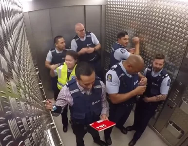 Miniatura: Tak się bawi policja. To wideo robi furorę...