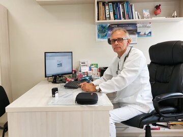 Lek. Zbigniew Grelecki uważa, że&nbsp;kluczem dobrej opieki nad seniorem jest dobra wsp&oacute;łpraca opiekuna, seniora i&nbsp;lekarza