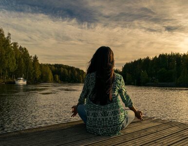 Dlaczego warto być „tu i teraz”? Sprawdź, jak mindfulness działa na...