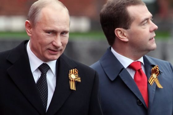 Władimir Putin i Dmitrij Miedwiediew (fot. EPA/SERGEI CHIRIKOV/PAP)