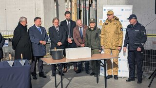 Wmurowanie kamienia węgielnego z udziałem kierownictwa PIM i służb mundurowych