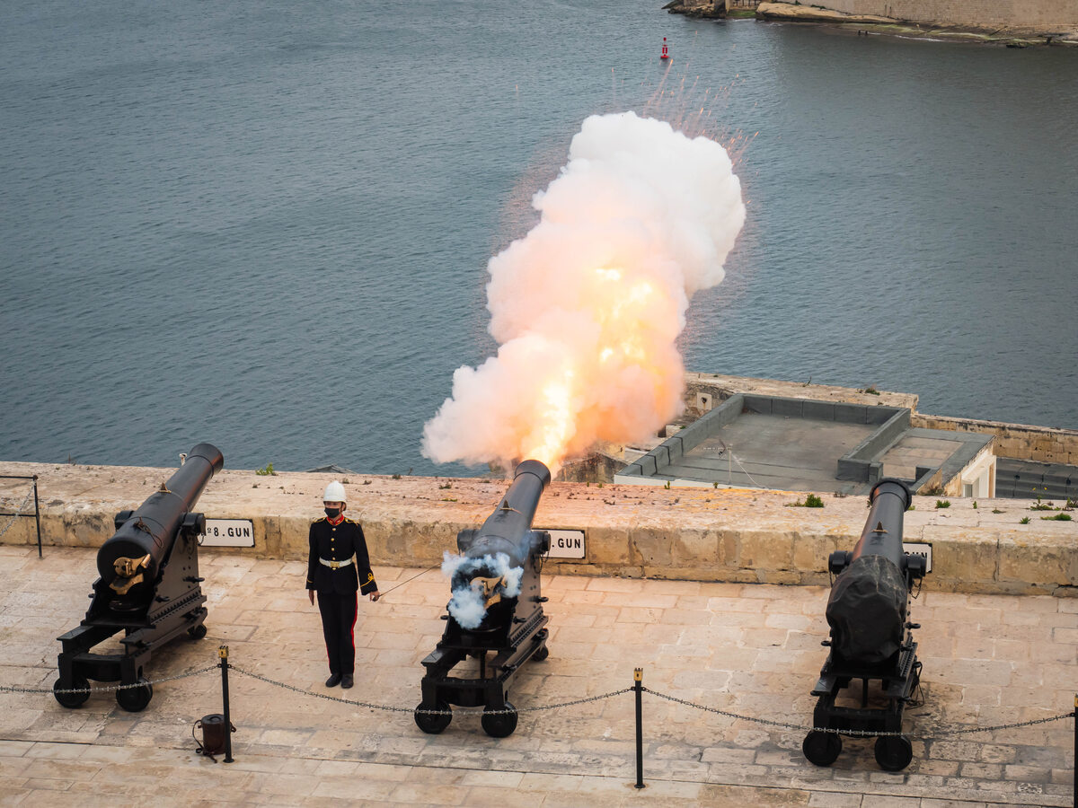Wystrzał armatni w Valletcie Pokazy wystrzałów z armaty w Valletcie można oglądać od poniedziałku do soboty. Wydarzenie ma miejsce dwa razy dziennie – o godzinie 12 i 16. Wystrzał robi wrażenie, ponieważ oprócz efektu wizualnego w postaci ognia i dymu słyszalny jest również huk. Uspokajamy, z armat nie są wystrzeliwane kule.
