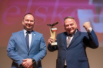 Jarosław Mazur (z lewej) i&nbsp;wręczający nagrodę Dariusz Budrowski, prezes Polskiej Agencji Rozwoju Przedsiębiorczości
