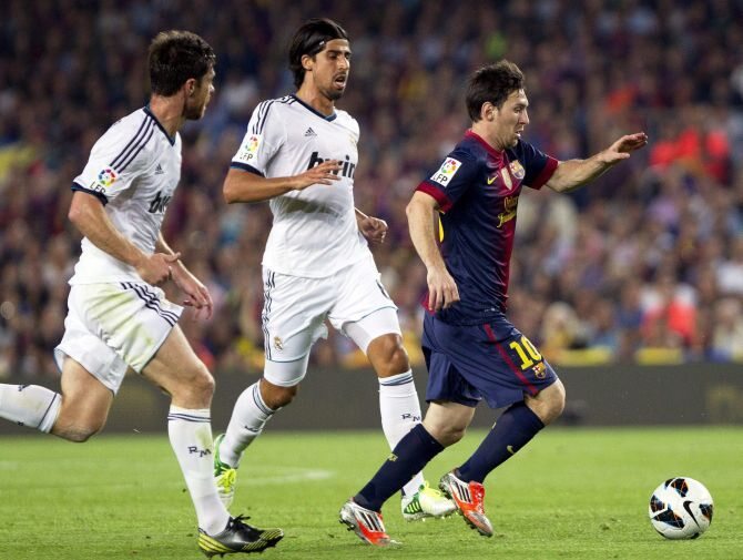 Leo Messi nie miał jednak zamiaru tego meczu przegrać... (fot. PAP/EPA/ALEJANDRO GARCIA)