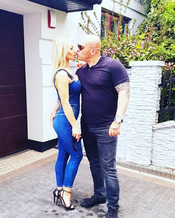 Dominik Abus z partnerką 