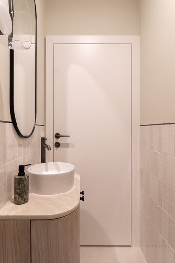 60-metrowe mieszkanie w&nbsp;stolicy zaprojektowane przez pracownię Decoroom łączy stonowaną kolorystykę, naturalne materiały i&nbsp;zabudowy wykonane na&nbsp;wymiar