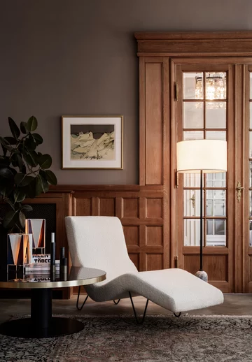 Kącik wypoczynkowy z fotelem projektu Grety M. Grossman z 1951 roku Gubi, boazeria angielska