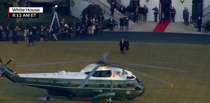 Moment opuszczenia Białego Domu przez parę prezydencką, źródło: CNN