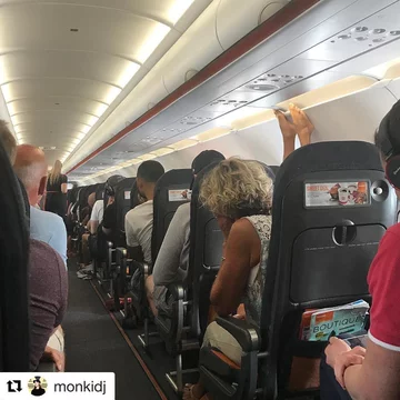 Dziwne zachowania i znaleziska w samolotach. Zdjęcie z profilu Passenger Shaming 