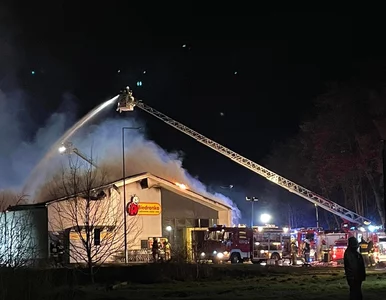 Miniatura: Pożar marketu znanej sieci. Nad dachem...
