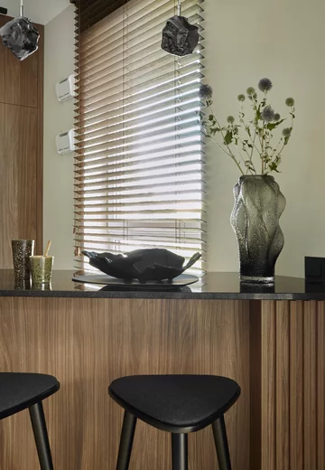 Aneks kuchenny w naturalnym odcieniu drewna, projekt Agata Izdebska 