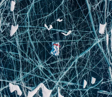 Zdjęcie na zamarzniętym jeziorze Bajkał 