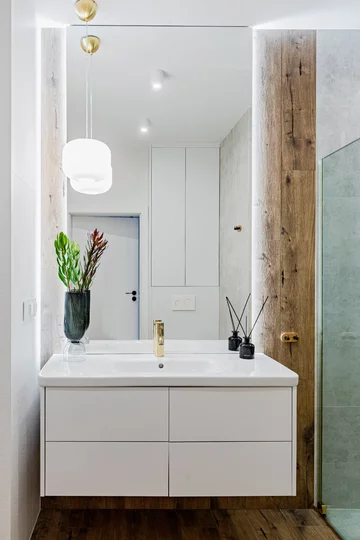 Białe wnętrza z drewnem, proj. Pracownia Architektury Wnętrz Deer Design 