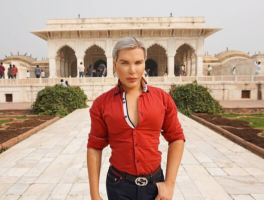 Miniatura: Żywy ken Rodrigo Alves